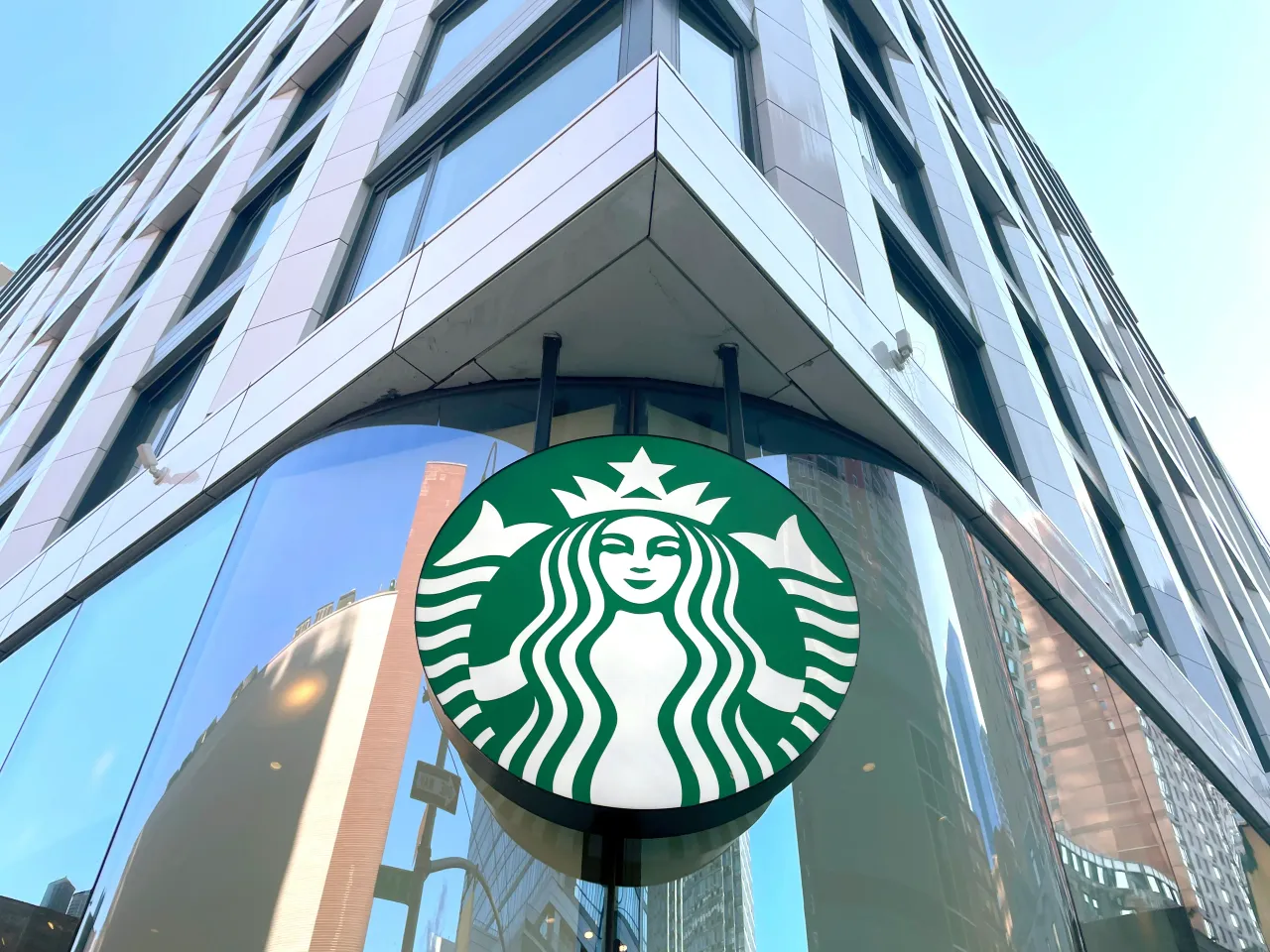 Starbucks Q3 Print Largely Disappoints Even As CEO Pitches ‘A Wave Of Innovation In 2026’ — Retail Isn’t Convinced Yet